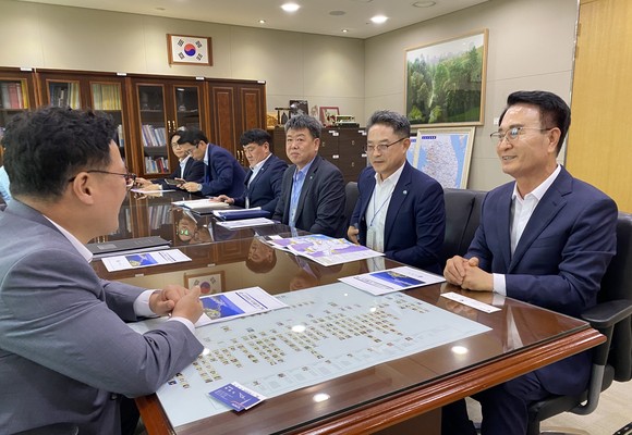박동식 사천시장이 국토부 제2차관에게 우주항공선 국가철도망 계획 반영을 적극 건의하고 있다. ⓒ 사천시