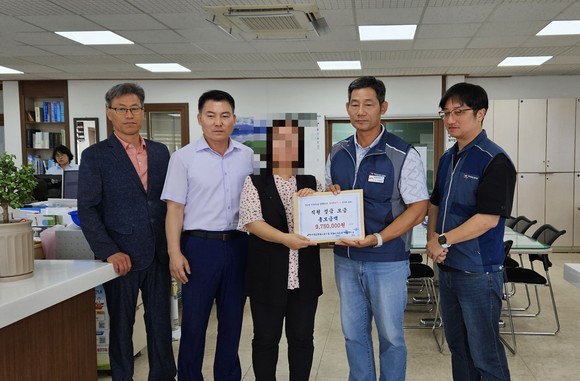 공무원 노조가 모금한 성금 975만원을 A공무원에게 전달하고 있다. ⓒ 프라임경제