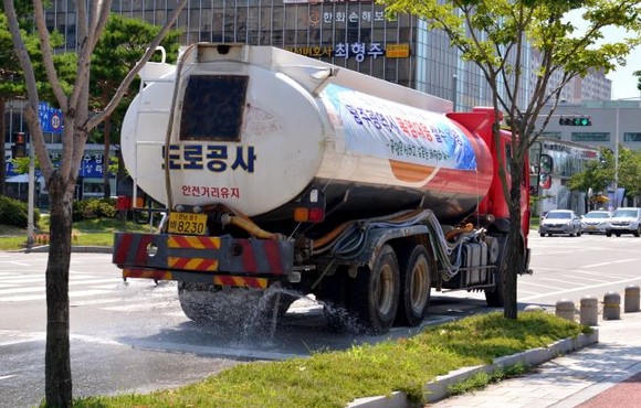 광주시는 살수차 13~16대를 총 동원해 하루 평균 400㎞의 다중밀집지역 주변 도로를 살수하며 아스팔트 열기로 뜨거워진 도로 온도를 낮추고 있다. ⓒ 광주광역시