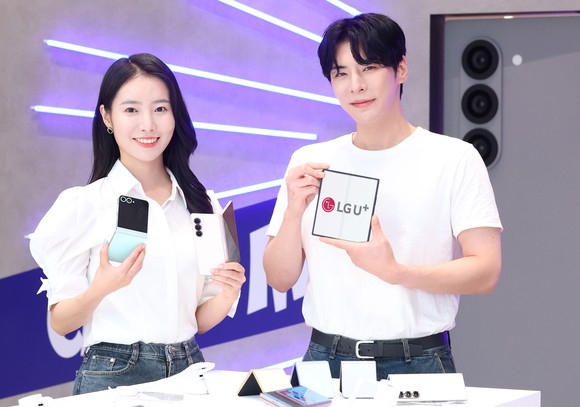 LG유플러스 모델이 갤럭시 Z 플립6·갤럭시 Z 폴드6를 소개하는 모습. ⓒ LG유플러스