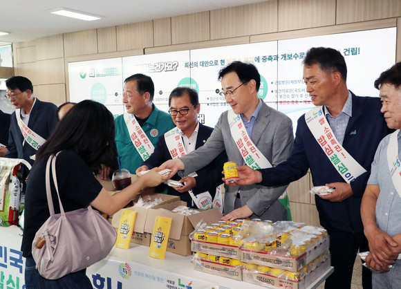 하승철 하동군수와 하동농협 관계자들이 군청 직원들 출근길에 떡을 전달하며 아침밥 먹기 서명 운동을 전개하고 있다. ⓒ 하동군