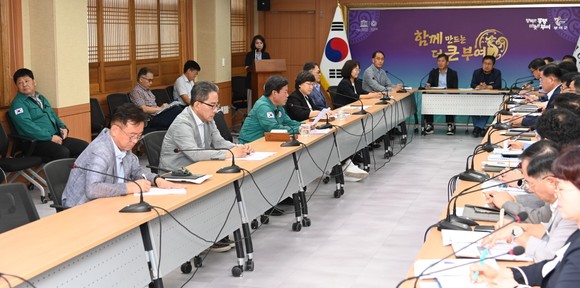 박정현 군수가 청렴 집중 기간을 맞이해 청렴에 대한 다양한 시책과 직원들의 청렴 참여를 독려하고 있다. ⓒ 부여군