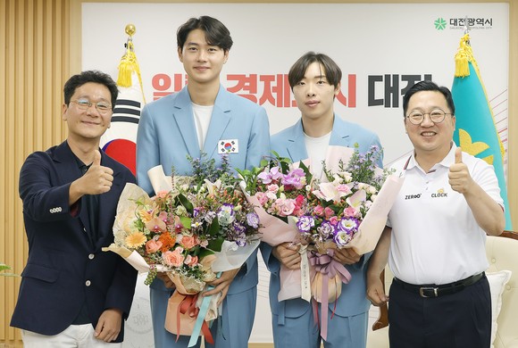 왼쪽부터 이승찬 대전시체육회장과 오상욱 선수, 박상원 선수, 이장우 대전시장. ⓒ 대전시