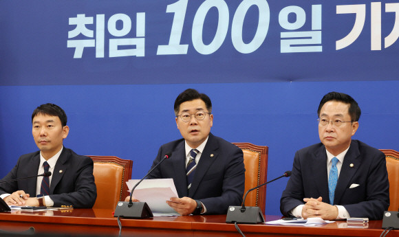 박찬대 더불어민주당 대표 직무대행 겸 원내대표(가운데)가 8일 오전 국회에서 열린 원내대표 취임 100일 기자간담회에서 발언하고 있다. ⓒ 연합뉴스