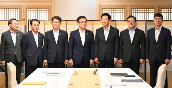 사진 좌측부터 '제 8차 부동산 관계장관회의'에 참석한 △고기동 행정안전부 차관 △남형기 국무2차장 △박상우 국토교통부장관 △최상목 경제부총리 겸 기획재정부 장관 △오세훈 서울시장 △김병환 금융위원장 △이복현 금융감독원장. Ⓒ 서울시