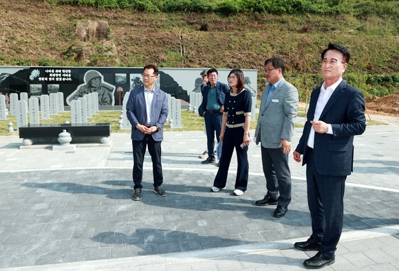 박동식 사천시장이 국군묘지 조성사업장을 점검하고 있다. ⓒ 사천시