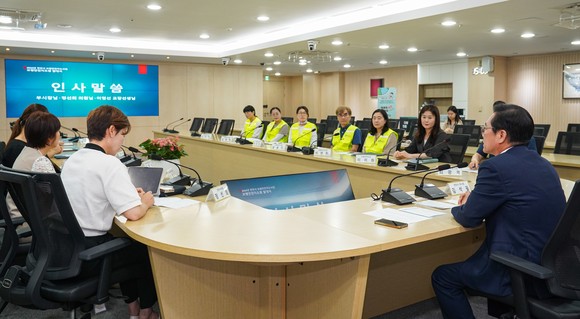 천안시는 8일 시청 중회의실에서 어린이 등하교 안전지킴이 역할을 할 보행안전지도원 발대식을 개최 하고 있다. ⓒ 천안시