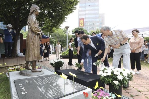 임택 동구청장이 지난해 8월14일 금남로 공원 평화의 소녀상 앞에서 열린 위안부 피해자 기림의 날 추모행사에서 헌화를 하고 있다. ⓒ 광주 동구청