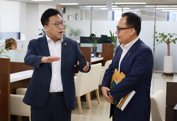 김병환 금융위원회 위원장이 9일 오전 위메프·티몬 정산지연 피해업체에 대한 유동성지원 프로그램 접수 첫 날, 서울 중구 신용보증기금 남대문 지점을 방문해 상담창구를 돌며 집행현장을 점검 및 상담직원들을 격려했다. ⓒ 금융위원회