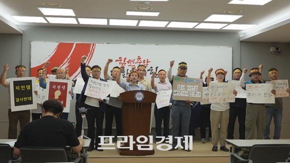 충남 청양지천댐반대대책위원회는 12일 주민 250명이 충남도청 브리핑실에서 기자회견을 열고 환경부와 충남도의 청양군 지천댐 건설 백지화를 촉구하고 있다. ⓒ 프라임경제