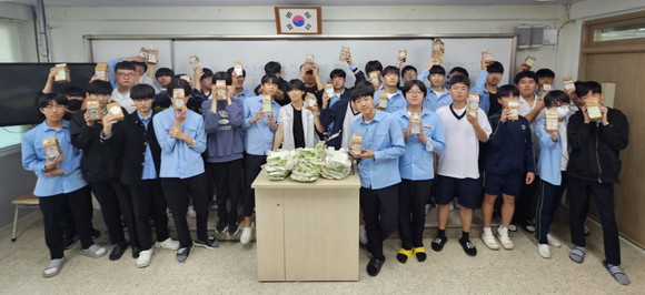 대아고 봉사 동아리 인터렉트 35명 참여 종이팩 자원순환 활동. ⓒ 진주시