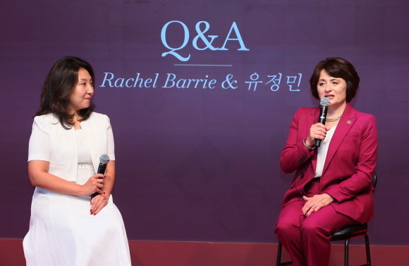 (왼쪽부터) 유정민 한국브라운포맨 마케팅 상무, 더 글렌드로낙의 마스터 블렌더 레이첼 배리가 셰리 캐스크 숙성 싱글몰트 스카치 위스키 '더 글렌드로낙' 리뉴얼 기념 기자간담회에서 기자들과 질의응답을 하고 있다. © 한국브라운포맨