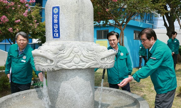 김동일 보령시장과 김태흠 충남지사가 보령종합체육관 주변 비상급수시설에서는 유사 시 상수도 공급 중단을 대비해 수동으로 비상발전기를 가동할 수 있도록 시설작동 상태를 점검하고 있다. ⓒ 보령시