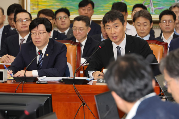 이복현 금융감독원장이 지난달 25일 오전 국회에서 열린 정무위원회 전체회의에서 질의에 답하고 있다. ⓒ 연합뉴스