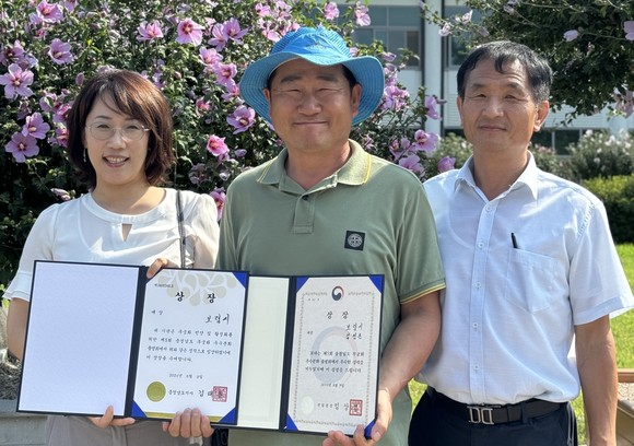 지난 9일 충남도 산림자원연구소에서 진행된 제5회 충청남도 무궁화 우수분화 품평회에서 대상(도지사상)을 수상 후 기념촬영을 하고 있다. ⓒ 보령시