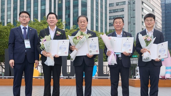 지난 13일 서울광장에서 열린 '2024 웰니스 페어(Wellness Fair)' 개막식에서 보건복지부 장관상을 수상 후 기념촬영을 하고 있다. ⓒ 아산시