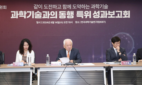 '과학기술과의 동행' 특위 정책제안 발표 및 성과보고회에서는 정부·민간의 대표적 과학기술 분야 기관과 단체들이 모여 R&D 혁신을 다짐했다. ⓒ 통합위