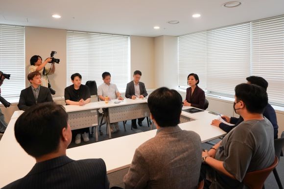 오영주 장관이 14일 서울 마포구 드림스퀘어에서 티몬·위메프 미정산 피해기업 관계자들을 만나 애로 사항을 청취하고 지원 계획을 안내하고 있다. ⓒ 중소벤처기업부