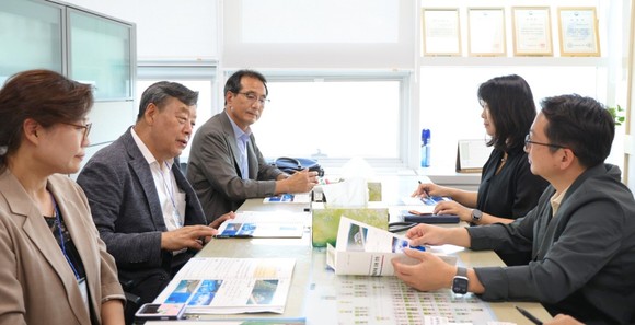 지난 12일 정부세종청사를 방문한 가세로 군수(왼쪽 첫번째 행정안전부 진선주 교부세과장). ⓒ 태안군