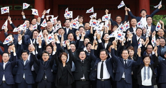 박찬대 더불어민주당 대표 직무대행 겸 원내대표와 의원들이 제79주년 광복절인 15일 오전 서울 효창공원 내에 있는 임정요인·삼의사·백범 김구 선생 묘역을 참배하기에 앞서 만세삼창을 하고 있다. ⓒ 연합뉴스