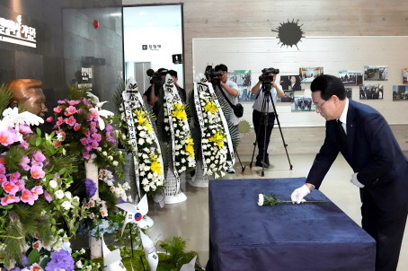 김영록 전라남도지사가 16일 오전 목포 김대중노벨평화상기념관에서 열린 김대중 대통령 서거 15주기 추모식에 참석해 헌화·묵념을 하고 있다. ⓒ 전남도