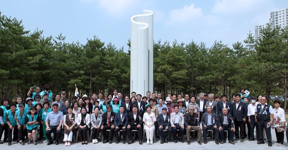 지난 15일 숲빛근린공원 내 복합 역사문화공간에서 제79주년 광복절을 맞아 '광복기념탑 제막식'을 개최 후 단체 기념촬영을 하고 있다. ⓒ 당진시