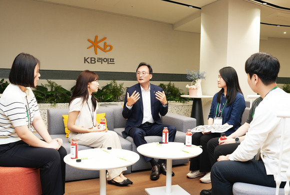 이환주 KB라이프 대표(가운데)는 지난 14일 서울 역삼동 KB라이프타워에서 올해 하반기 CEO 타운홀 미팅을 열고 성공적인 통합 출범에 대한 직원들의 노고를 격려했다. ⓒ KB라이프
