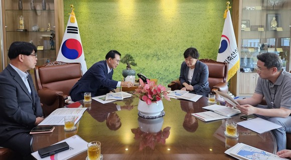 19일 이완섭 서산시장이 농림축산식품부 장관을 만나 지역 농축산 발전 기반을 마련하기 위한 사업들을 소개하고 있다. ⓒ 서산시