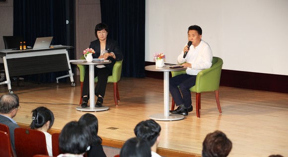 김영환 지사가 16일 충북미래여성플라자에서 '청소년 가족과 함께하는 찾아가는 소통간담회'를 개최하고 있다. ⓒ 충북도