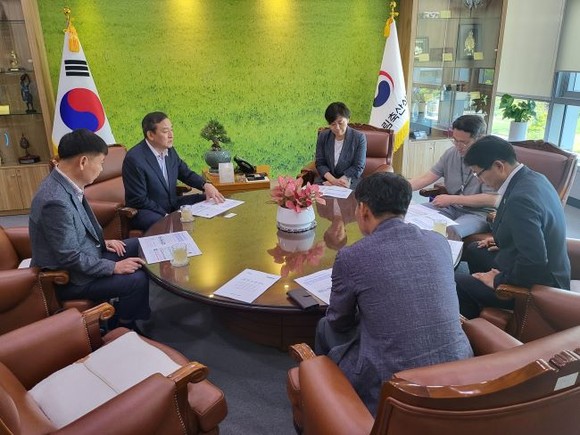 이병노 담양군수가 송미령 농식품부 장관 만나 담양군 농업에 대한 현안 해결을 위한 사업 등을 건의하고 있다. ⓒ 담양군