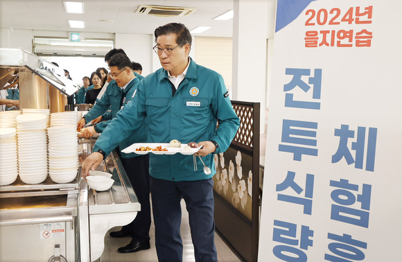 함양군이 을지연습 비상식량 급식 체험을 하고 있다. ⓒ 함양군