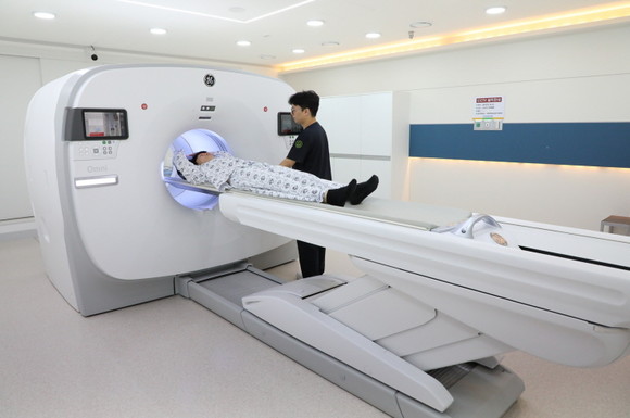 전남대학교병원이 전국 대학병원 최초로 GE OMNI PET-CT 장비를 도입해 진단의 새로운 장을 열었다. 병원 1동 1층 핵의학과에서 PET-CT로 환자를 촬영하고 있다. ⓒ 전남대학교