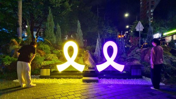 광주 남구 백운광장 주변 푸른길 공원에 세월호 희생자를 기리는 노랑 리본 조형물과 이태원 참사 희생자를 기억하는 보랏빛 리본 조형물 2개가 설치됐다. ⓒ 광주 남구청