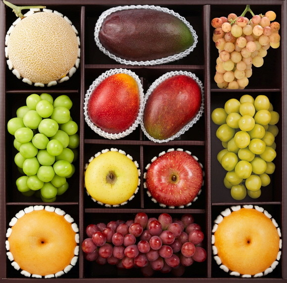 현대백화점이 추석을 앞두고 12종의 과일을 한데 모은 이색 프리미엄 선물세트를 선보인다. © 현대백화점