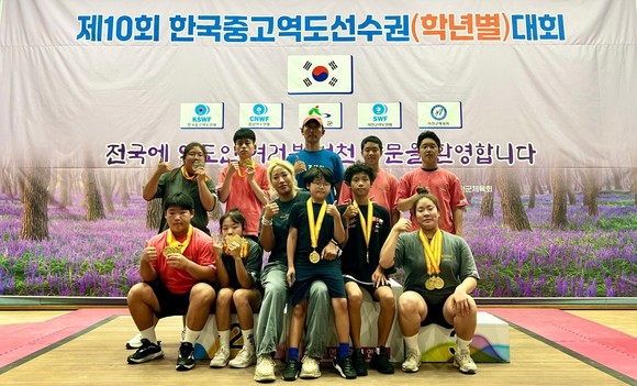 지난 20일 제10회 한국중고역도선수권대회가 성공적으로 개최 후 단체 기념촬영을 하고 있다. ⓒ 서천군
