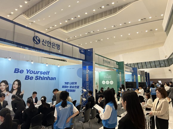 구직자들이 은행 부스에서 면접을 보고 있다. = 박대연 기자