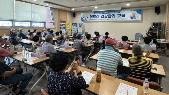 65세 이상 어르신 대상 스마트 디바이스 지원 및 대면 교육을 실시하고 있다. ⓒ 보령시