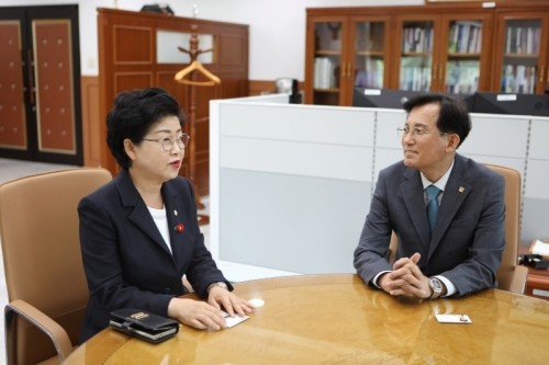 백인숙 여수시의회 의장(왼쪽)이 전남대 여수캠퍼스를 방문해 현안들을 논의하고 있다. ⓒ 여수시의회