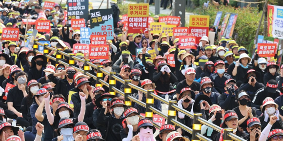 지난해 9월 생활형숙박시설 관계자들이 세종시 정부세종청사 국토교통부앞에서 이행강제금 부과 예정을 규탄하는 집회를 열었다. © 연합뉴스