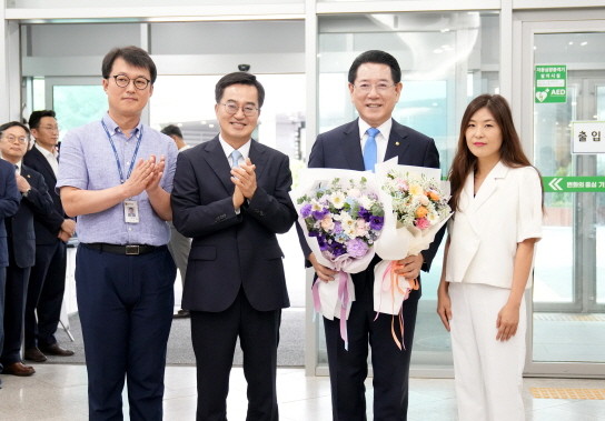 김영록 전라남도지사가 23일 경기도청에서 김동연 경기도지사로부터 1일 명예도지사 위촉증을 전달받고 기념촬영을 하고 있다. ⓒ 전남도