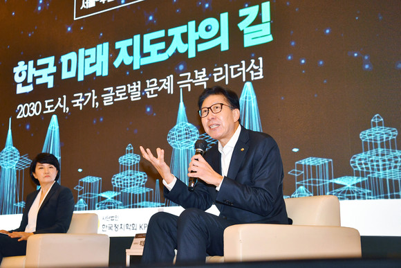 23일 열린 한국정치학회 주관 특별 대담회에서 발언하는 박형준 부산시장. ⓒ 부산시