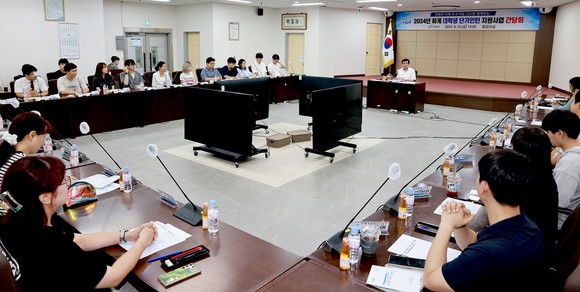 23일 시청 중회의실에서 '대학생 단기인턴 지원사업 간담회'를 개최하고 있다. ⓒ 보령시
