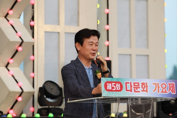 조규일 진주시장이 제5회 진주다문화 가요제에서 다문화인들에게 축하 메시지를 전달하고 있다. ⓒ 프라임경제
