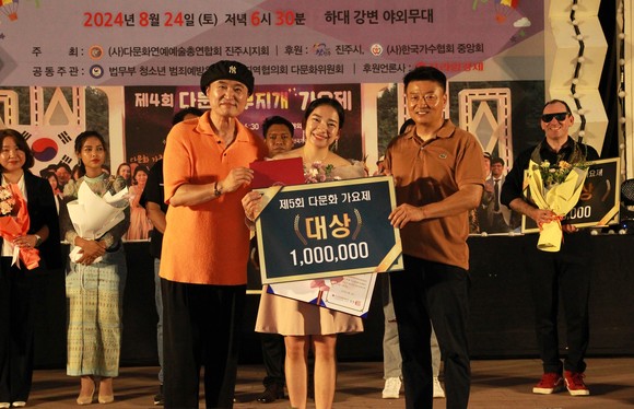 송광호 심사위원과 정영철 회장이 대상수상자 김카렌에게 상금과 가수 인증서를 전달하고 있다. ⓒ 프라임경제