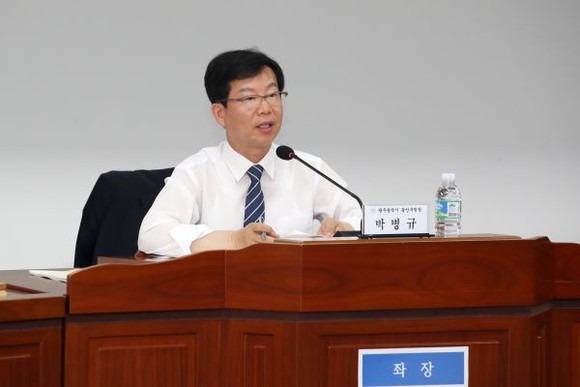 지난 5월22일 광주시의회 예산결산특별위원회 대회의실에서 열린 광주형일자리 발전방향 모색 토론회에서 박병규 광산구청장이 좌장을 맡아 토론을 진행하고 있다. ⓒ 광산구