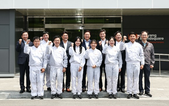 박완수 경남도지사가 삼양식품 밀양공장 근로자들과 함께하고 있다. ⓒ 경남도
