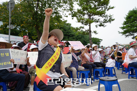 지난 26일 거리로 나선 청양군민들이 '지천댐 건설 백지화' 촉구 집회를 하고 있다. ⓒ 프라임경제