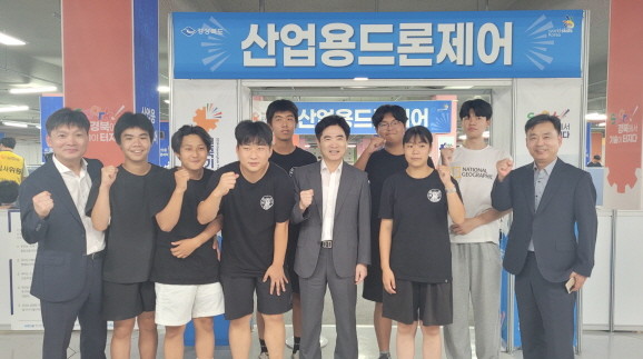 김대중 전라남도교육감은 지난 24일부터 30일까지 경상북도에서 진행되는 제59회 전국기능경기대회 현장을 찾아 전남 학생 선수와 지도교사들을 격려했다. ⓒ전남교육청