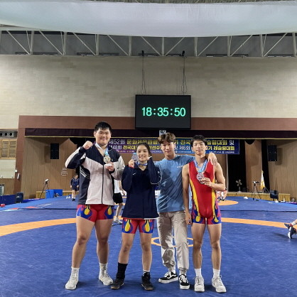 왼쪽부터 김무찬(3년),김고운빛(1년), 신동현(자유형 지도자), 박준령(1년). ⓒ 광주시교육청