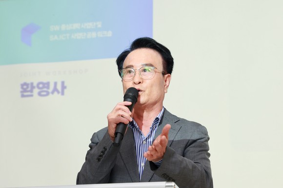 박동식 사천시장이 우주항공복합 도시건설 워크숍에서 우주항공산업 비전을 설명하고 있다.